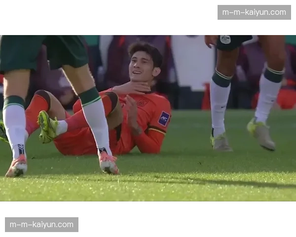 特写镜头：梅州客家主帅场边激动指挥，因争议判罚被出示黄牌