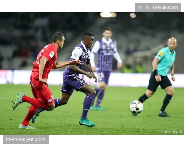 VAR介入判定朗斯进球有效，蒙彼利埃球员围堵裁判理论