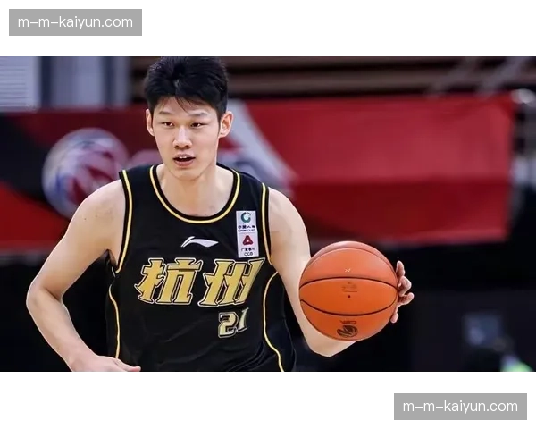 CBA全明星球员胡金秋赵继伟带领学生训练，推动青少年篮球发展